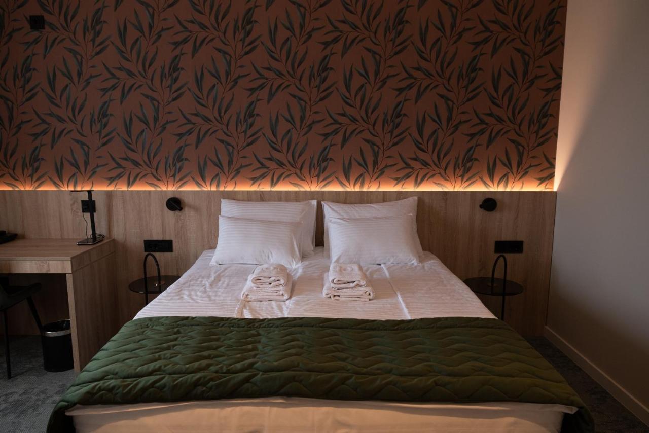 Hotel Gracian Sremska Mitrovica Bagian luar foto