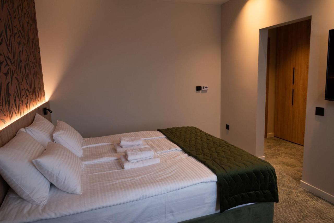 Hotel Gracian Sremska Mitrovica Bagian luar foto