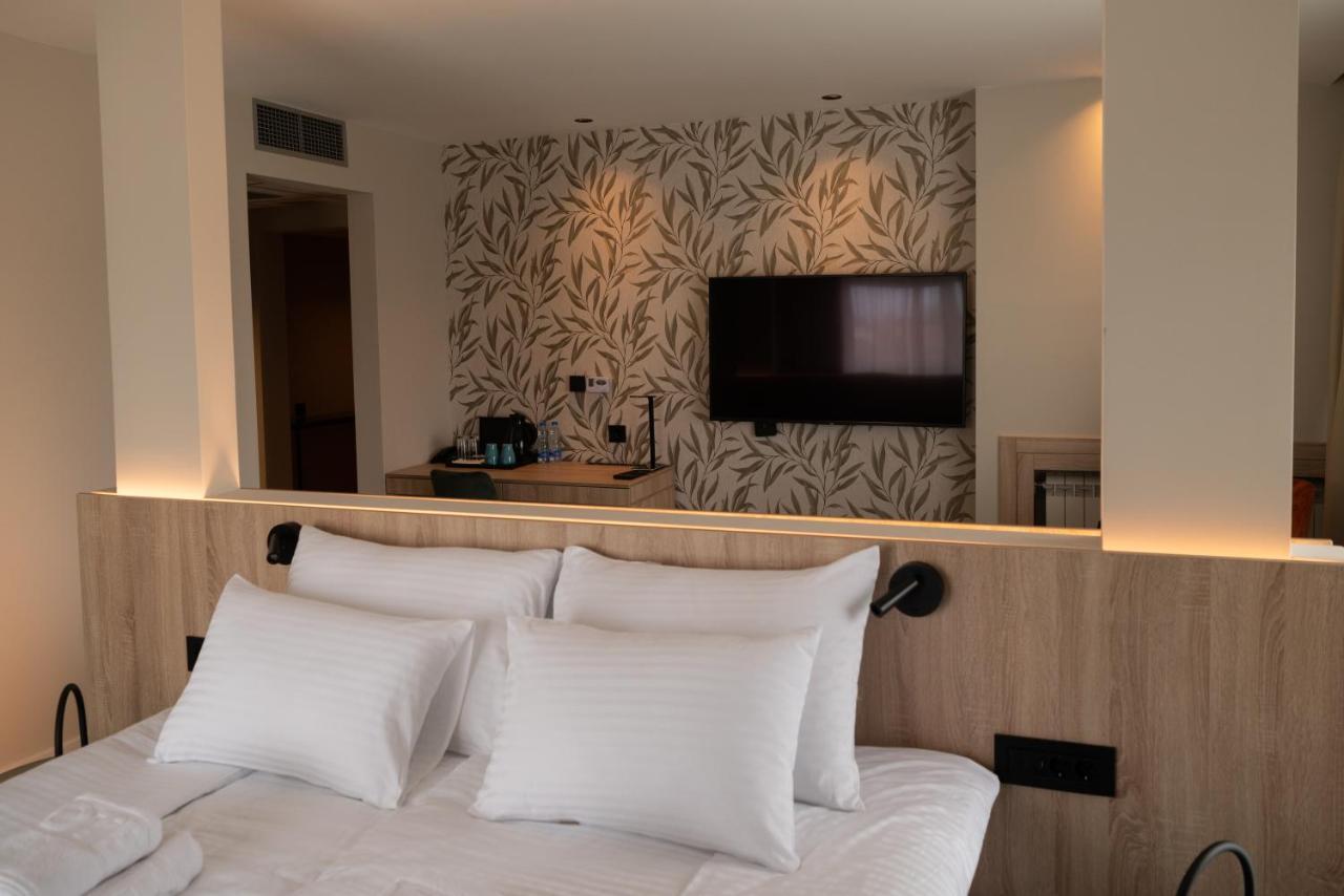 Hotel Gracian Sremska Mitrovica Bagian luar foto