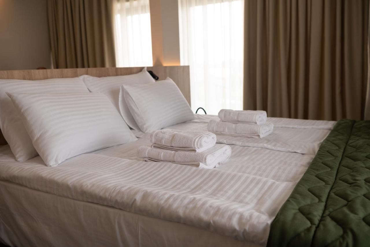 Hotel Gracian Sremska Mitrovica Bagian luar foto